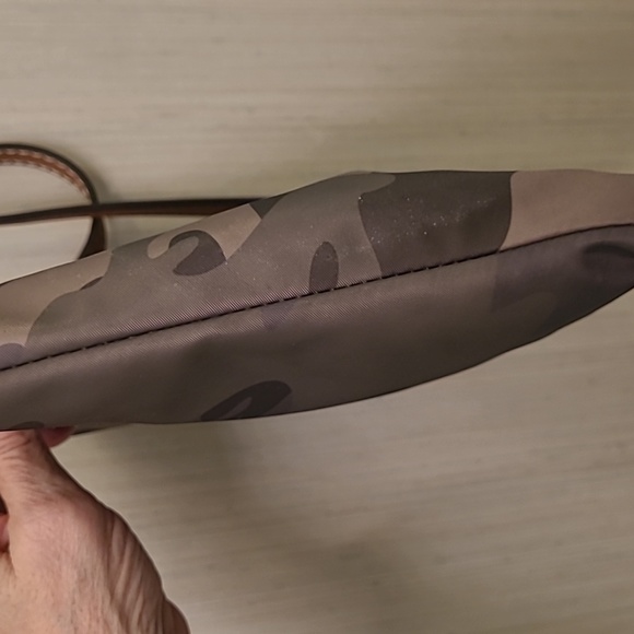 Tommy Hilfiger camo, crossbody. - Picture 8 of 8